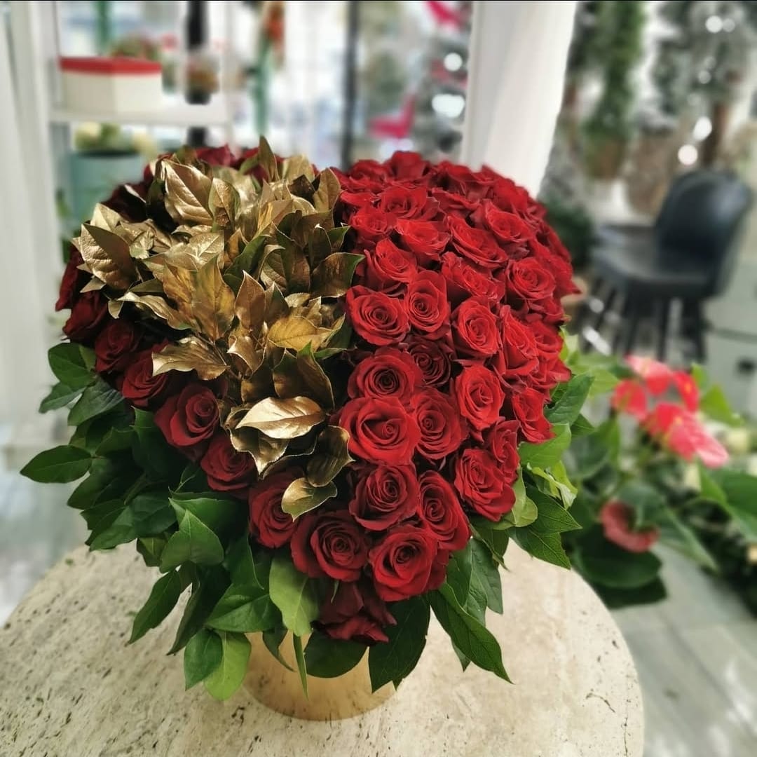 Luxusný aranžmán s červenými ružami a zlatými listami