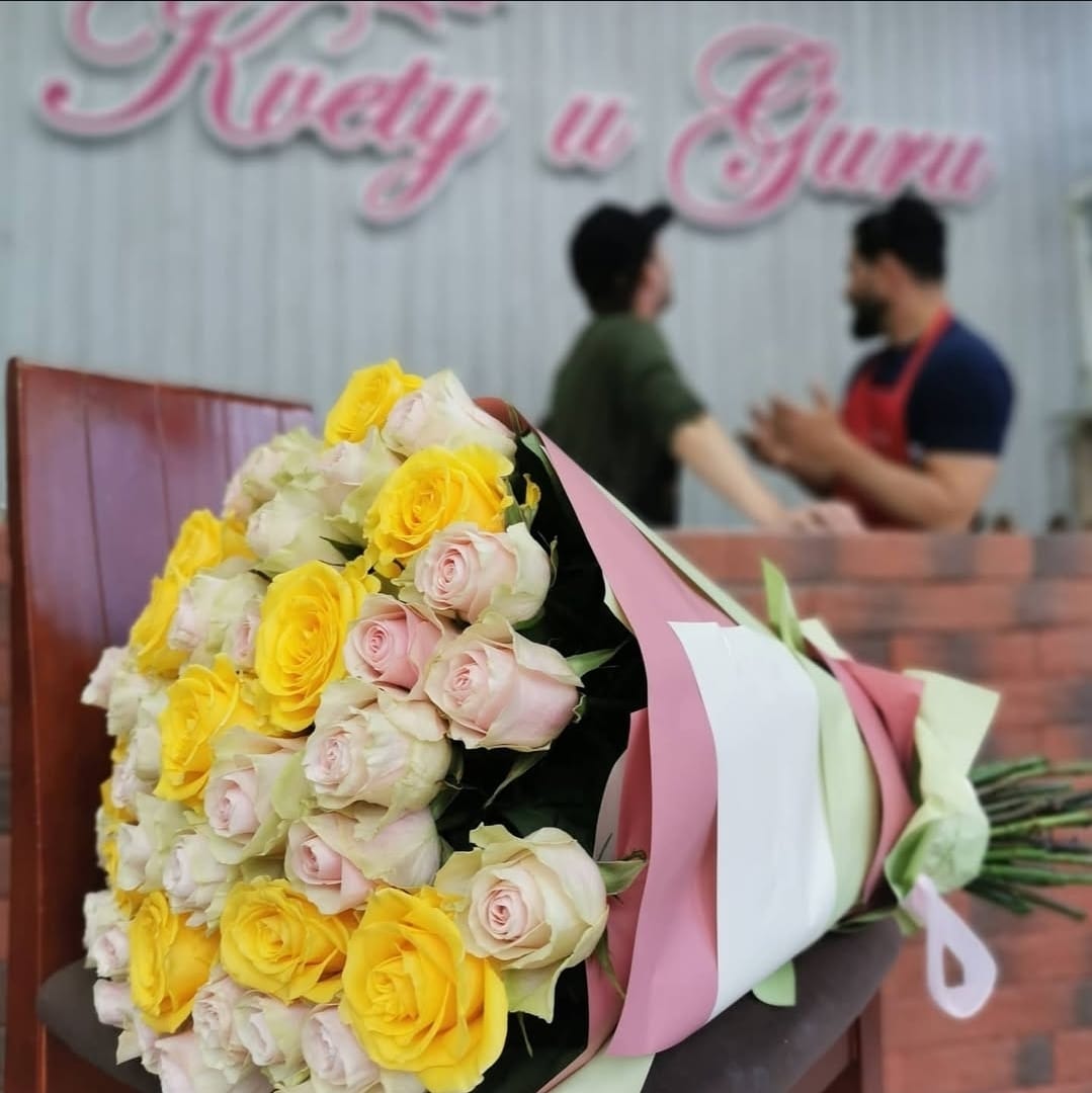 Kytica zo žltých a ružových ruží